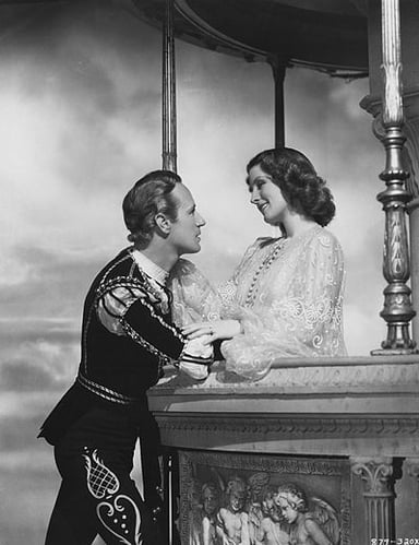 Which country does Leslie Howard's character come from in "The Scarlet Pimpernel"?