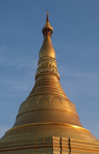 Which pagoda is at the center of the colonial-era commercial core of Yangon?