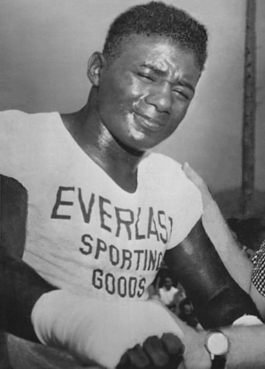 At what age did Floyd Patterson become the youngest boxer in history to win the world heavyweight title?
