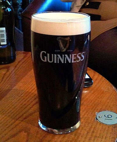 What two gases are used to create the creamy head of draught Guinness?
