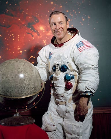Which of the following is married or has been married to Jim Lovell?