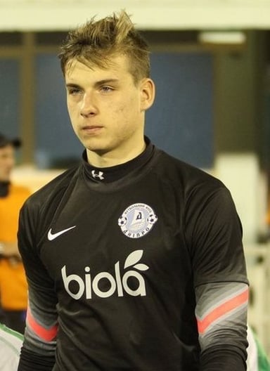 What color kit does Lunin typically wear for Real Madrid?