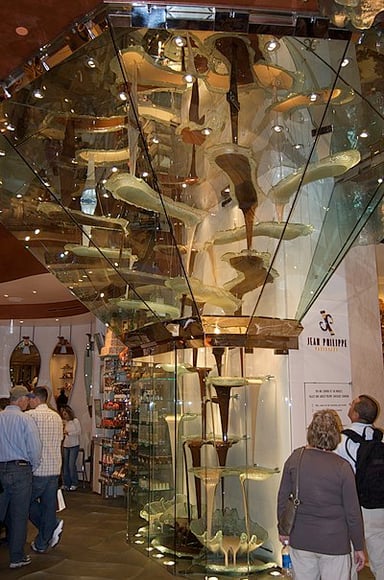 What is the world's largest glass sculpture, located in the Bellagio resort?
