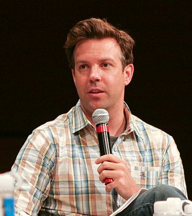 In which decade did Jason Sudeikis begin his comedy career?