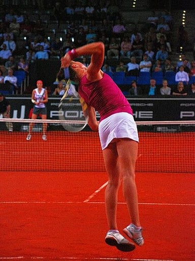 Which hand does Safina use for her forehand stroke?