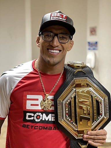 How many UFC finishes does Charles Oliveira have?