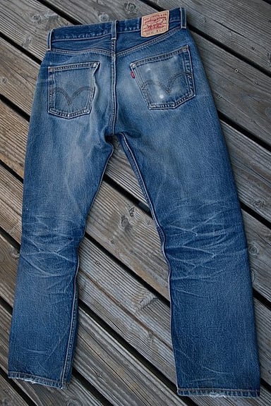 What type of closure is most commonly found on Levi's jeans?