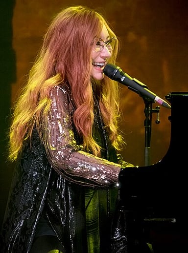 What was the name of the 1980s pop group Tori Amos was the lead singer for?