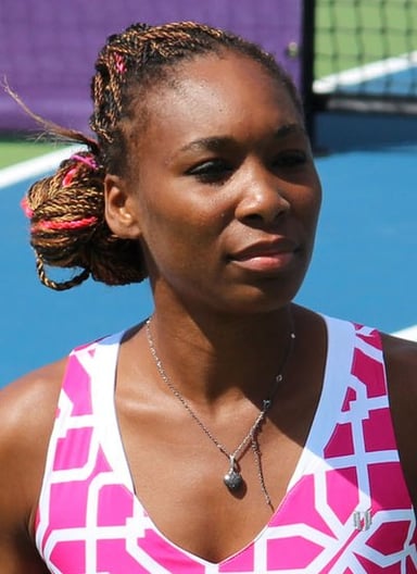 What are Venus Williams's playing hands?[br](Select 2 answers)