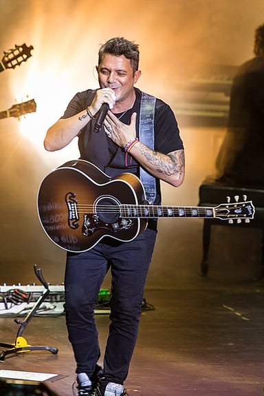 At what age did Alejandro Sanz start playing the guitar?