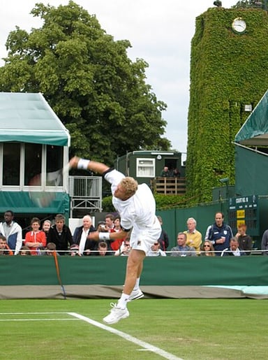 What distinctive feature is Tursunov known for in his game?