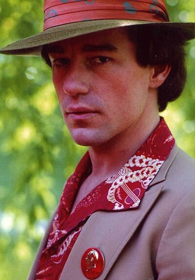 Which comedy group did Phil Hartman join in 1975?