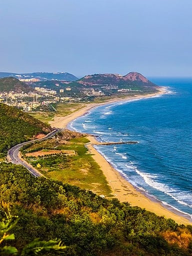 Which ancient dynasty ruled Visakhapatnam in the 6th century BCE?