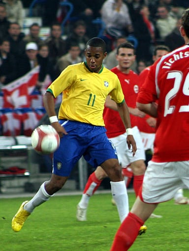 In which year did Robinho lead Santos to their first Campeonato Brasileiro title since Pelé?