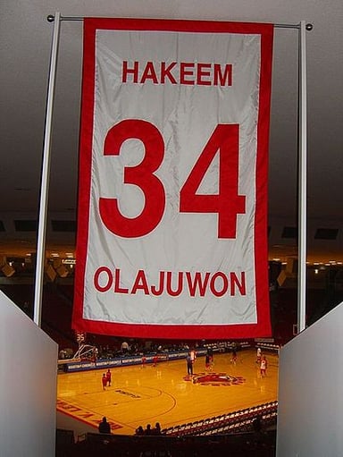 How many total rebounds did Olajuwon record in his NBA career?
