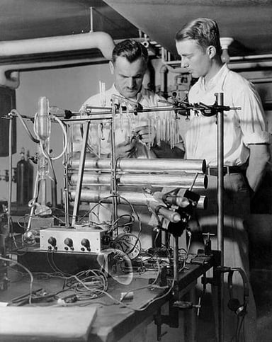What achievement is Arthur Compton known for during his leadership over the Metallurgical Laboratory?