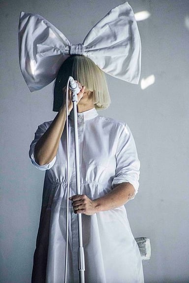 What type of wig does Sia usually wear to protect her privacy?