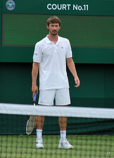 Which hand does Juan Carlos Ferrero use to play?