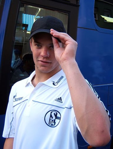 What is the age of Manuel Neuer?