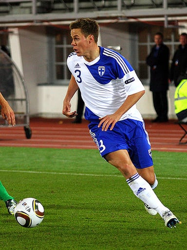 What is the specialty of Niklas Moisander in football?