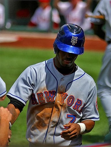 Which hand does José Reyes use to throw?