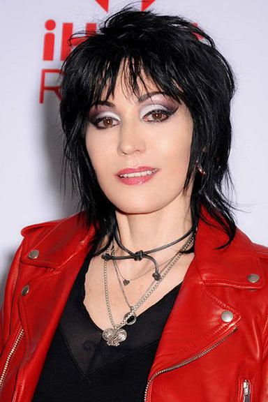 What distinct feature does Joan Jett's singing voice have?