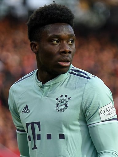 What is the duration of Alphonso Davies' contract with Bayern Munich?