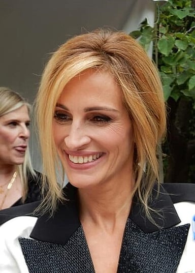 What was Julia Roberts' estimated net worth as of 2020?
