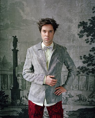 Apart from English, in which language does Rufus Wainwright sing?