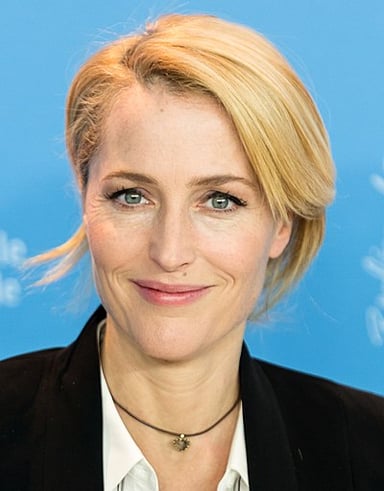 Which university did Gillian Anderson graduate from?