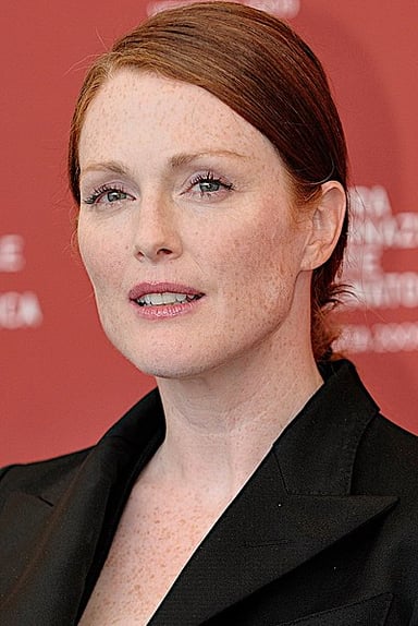 In which film did Julianne Moore play a mid-twentieth century unhappy housewife?