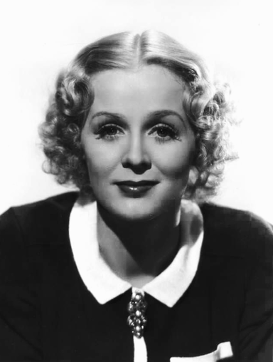Which studio did Gloria Stuart sign with in 1932?