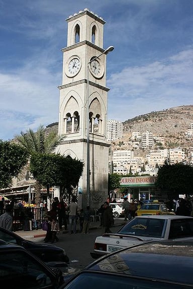 Which religious community has a significant presence in Nablus?