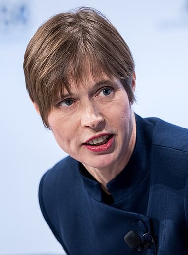 Along with Estonia, which language is Kaljulaid proficient in?