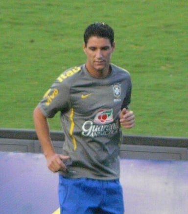 How many goals did Thiago Neves score for Paraná?