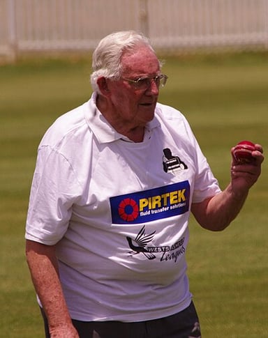 How many wickets did Alan Davidson take in his career?
