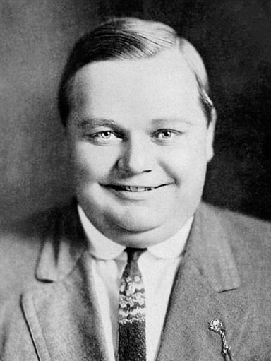 In what year did Arbuckle sign a comeback contract with Warner Bros.?