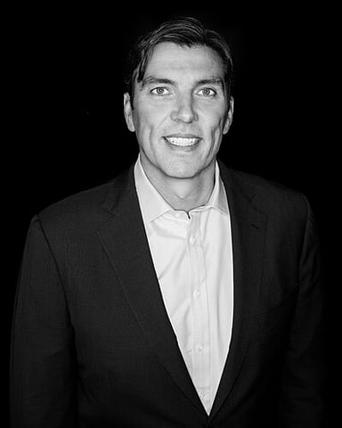 At which New York-based news-and-gaming company did Tim Armstrong serve as vice-president of sales in 2000?