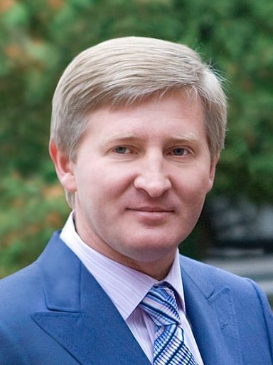 What is Rinat Akhmetov's global ranking in terms of wealth as of April 2023?