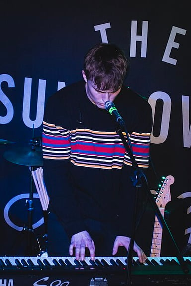 What is the full name of the English singer-songwriter known as Sam Fender?