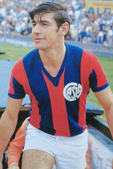 What is the color of San Lorenzo de Almagro's home kit?