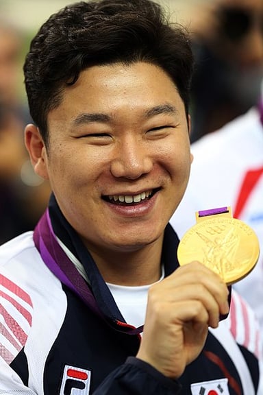 Which South Korean swimmer won two silver medals at the 2012 Summer Olympics?