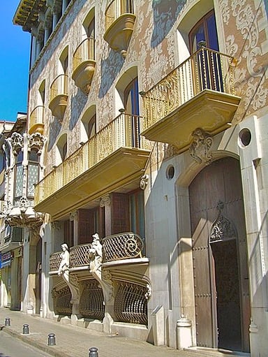 How did Domènech i Montaner's work contrast from other architects of his time, such as Gaudí?