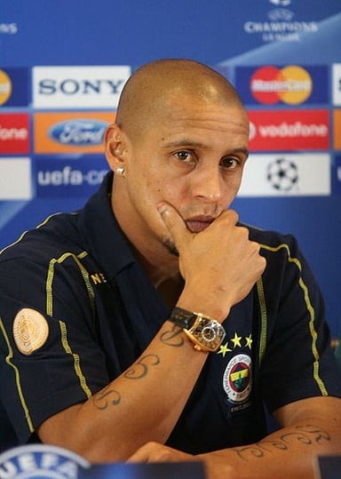 Which famous Brazilian footballer included Roberto Carlos in the FIFA 100 list of the world's greatest living players?