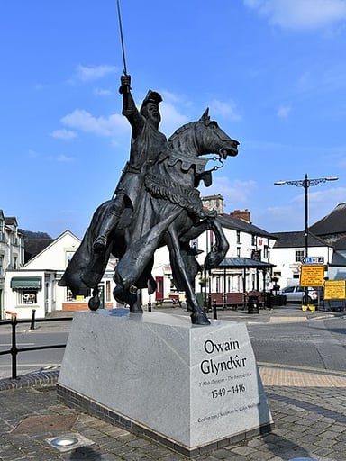 Owain Glyndŵr was proclaimed Prince of Wales in the presence of envoys from all except which country?