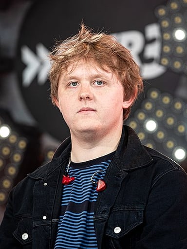 Which famous singer is Lewis Capaldi's distant relative?