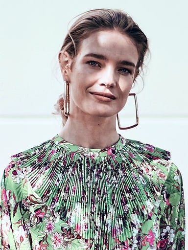 Which award did Glamour present to Natalia Vodianova for her work with children?