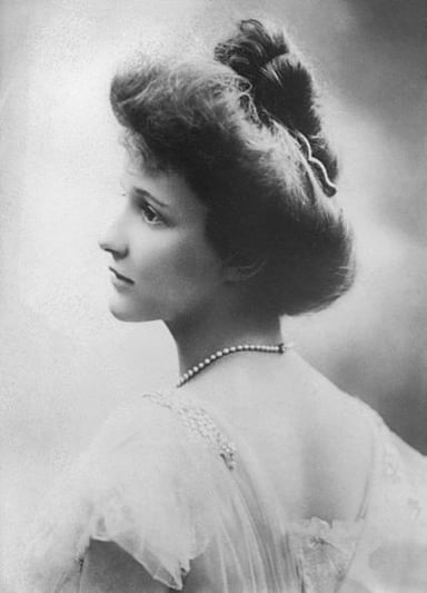 In which year did Nancy Astor retire from politics?