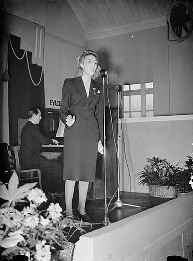 Where did Vera Lynn perform for troops during WWII?