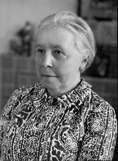 Which institution did Margaret Murray retire from in 1935?
